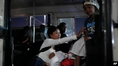 Người chơi xổ số vui vẻ với tấm vé số trúng thưởng