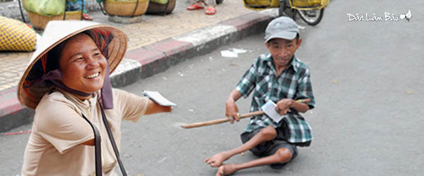 Người chơi xổ số vui vẻ với tấm vé số trúng thưởng