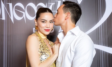 Một người đàn ông đang xem bảng kết quả xổ số và ghi chép