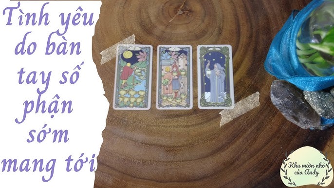 Bàn tay đang chọn một con số trên giấy ghi con số dự đoán