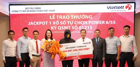 Người chơi đang xem kết quả xổ số kiến thiết TP HCM với vẻ mặt hứng khởi