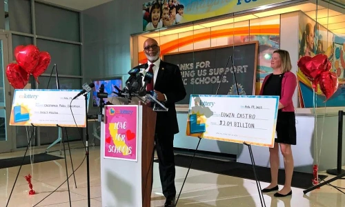 Người chơi xổ số xem kết quả và thể hiện sự hy vọng tìm được cặp số may mắn